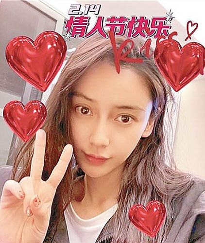 Baby情人節玩單人自拍，老公黃曉明無影無蹤。