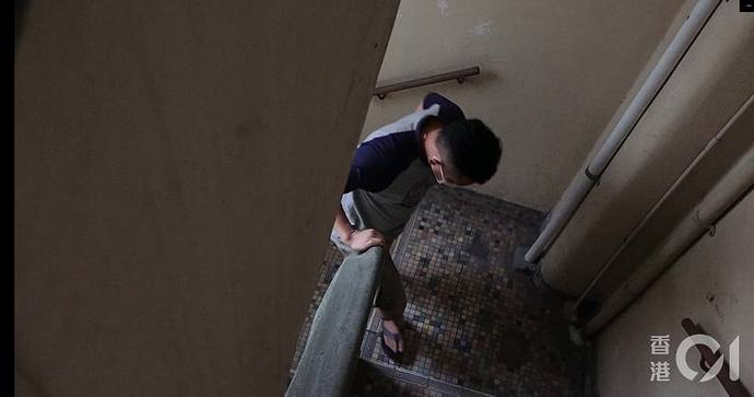 余先生接受「通波仔」手術後，上幾級樓梯也喘氣。（洪業銘攝）