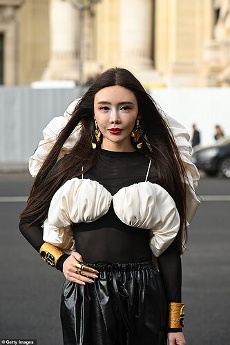 93601853-14241095-Shafira_Huang_wears_Schiaparelli_outside_the_Schiaparelli_during-a-31_1735723540997