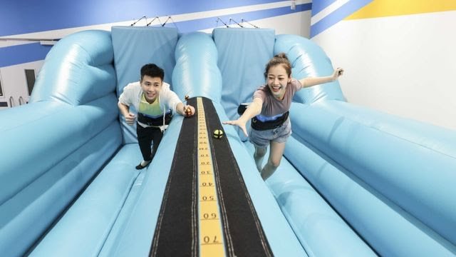 「RUN & RUN」在氣墊跑道上,扣上安全鎖後,全力向前跑,務求把小球黏貼在魔術貼上,與對手鬥遠距離。