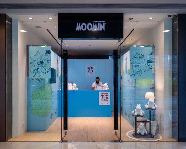 即日起至 11 月 12日,ifc 商場聯同芬蘭的 Moomin Characters 以及本地非牟利藝術組織誇啦啦藝術集匯(AFTEC),合辦「Story of Giving」姆明 75 週年慈善義賣活動。