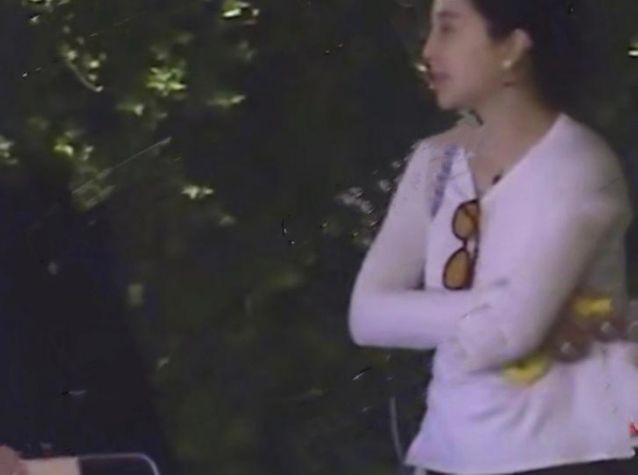 又不時手放肚前！