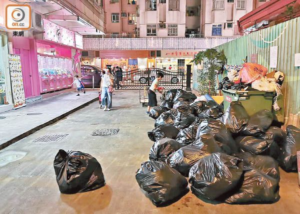 聯盛大廈對出路面有多袋垃圾無人清理。（劉子文攝）