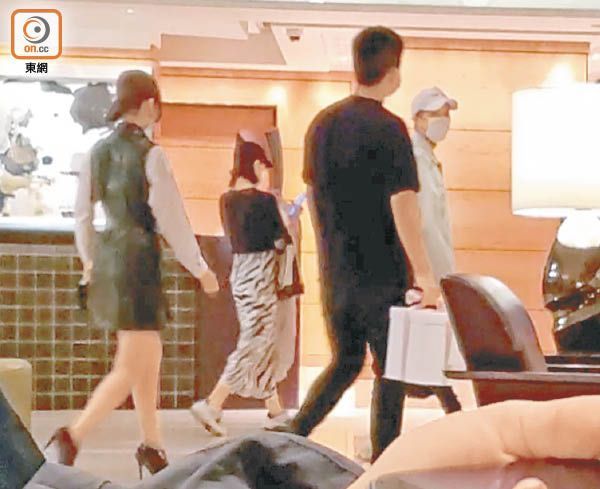 馮盈盈同鄭衍峰一行人去酒店開P。