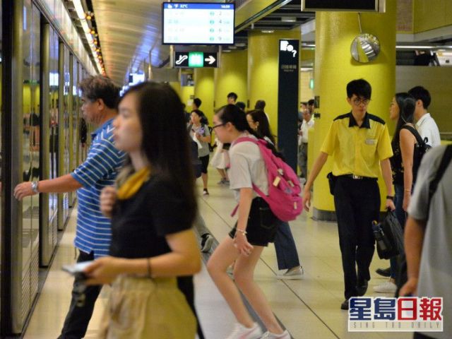 港鐵明起10個站設樣本收集包派發機。資料圖片