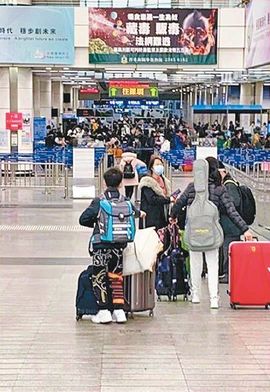 大批市民經深圳灣口岸過關。