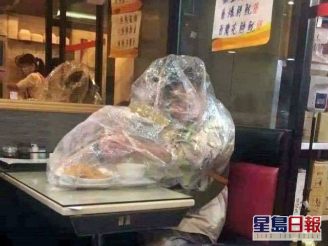 近日有網民在茶餐廳目睹有食客亮出「超強防疫罩」。Facebook圖片