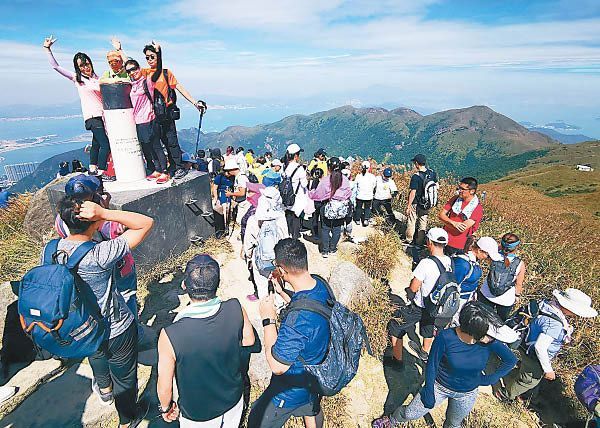 大東山:郊遊熱點人滿為患,不少人更除下口罩打卡。