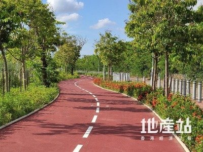 連接元朗至上水的新單車徑明日（九月二十九日）開放予公眾使用。圖為元朗攸壆路路段的單車徑。